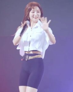 Seulgi Red Velvet Tampil Dengan Balutan Legging Yang Sangat Seksi